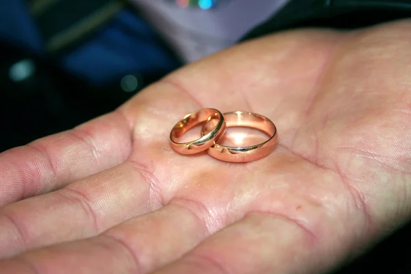 Dos anillos de boda en una mano —  Fotos de Stock