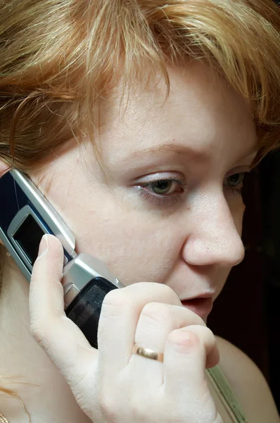 Женщина говорит по мобильному телефону — стоковое фото