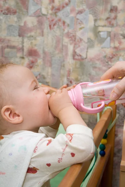 Baby och flaska — Stockfoto