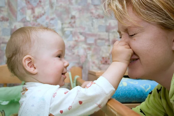 Bébé et mère jouant — Photo