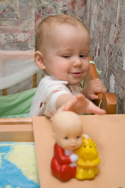 Bebê e brinquedo — Fotografia de Stock