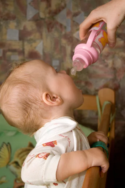 Baby och flaska — Stockfoto