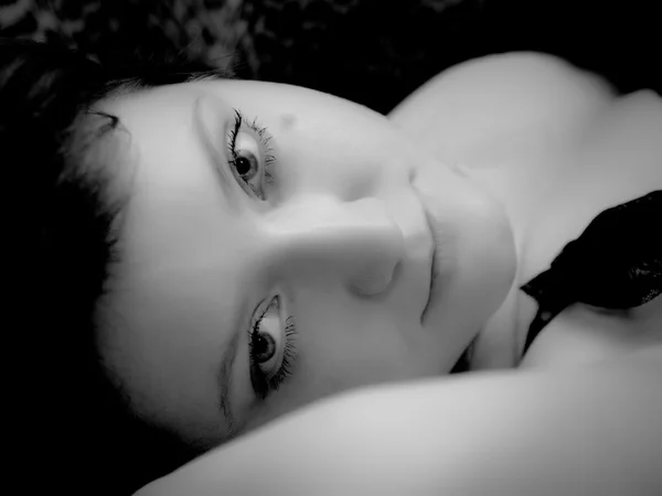 güzel kadın yalan Divan