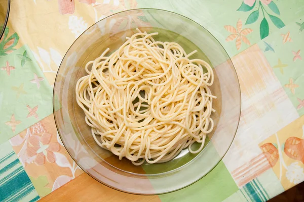 접시 위에 있는 스프 라게 티 — 스톡 사진