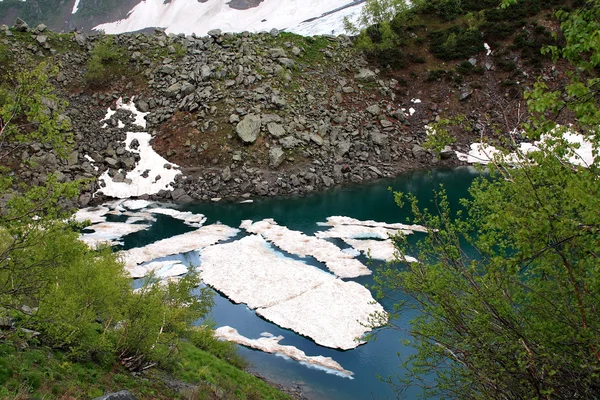 Lago en las montañas —  Fotos de Stock