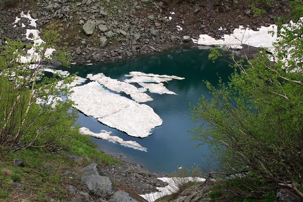 산에 있는 호수 — 스톡 사진