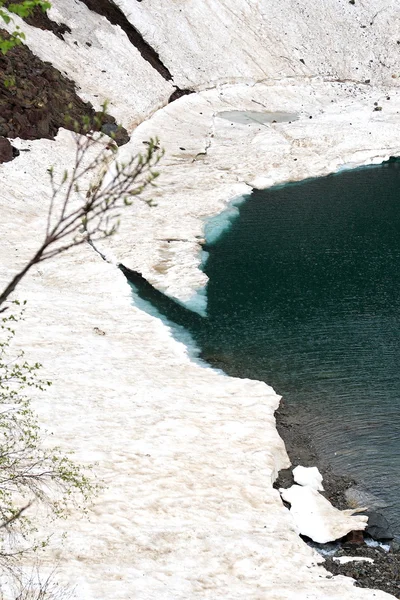 산에 있는 호수 — 스톡 사진