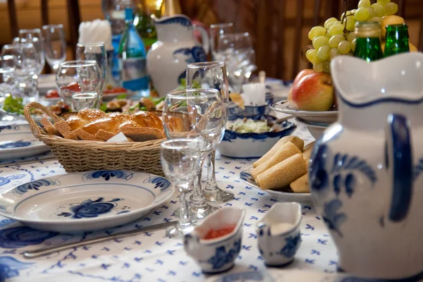 Mesa com alimentos — Fotografia de Stock