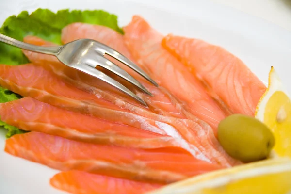 Beyaz tabakta limonlu kırmızı balık