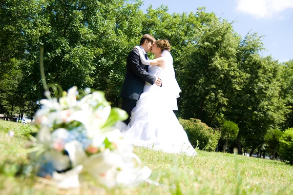 Ramo de rosas blancas y recién casados —  Fotos de Stock