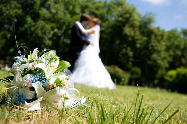 Ramo de rosas blancas y recién casados —  Fotos de Stock