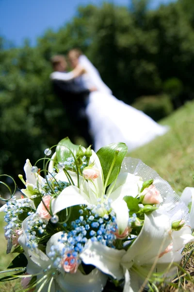 Mazzo di rose bianche e sposi novelli — Foto Stock