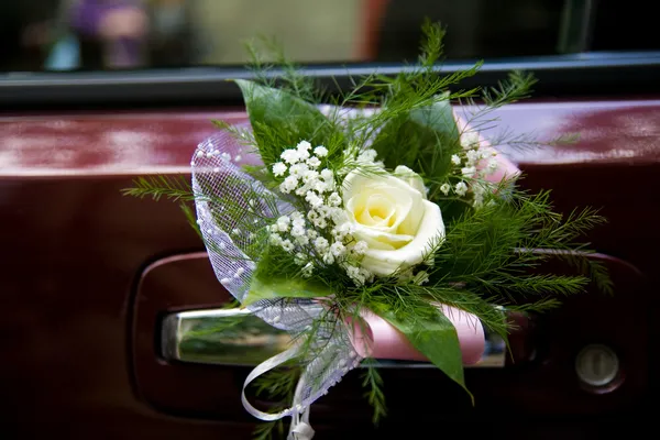 Düğün arabası süslemesi.