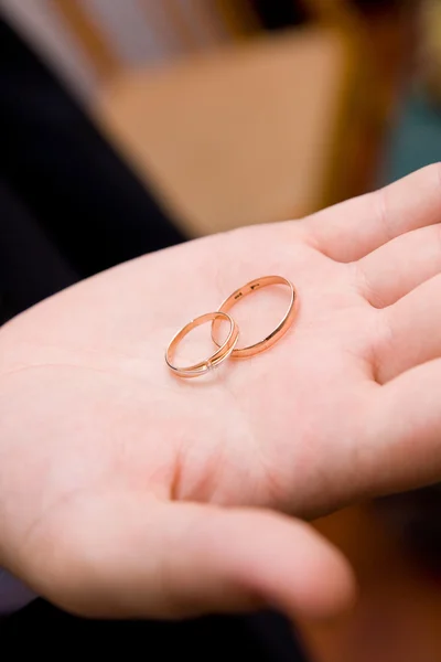 Dos anillos de boda en una mano — Foto de Stock