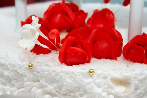 Wedding cake with red roses — Stock Photo, Image