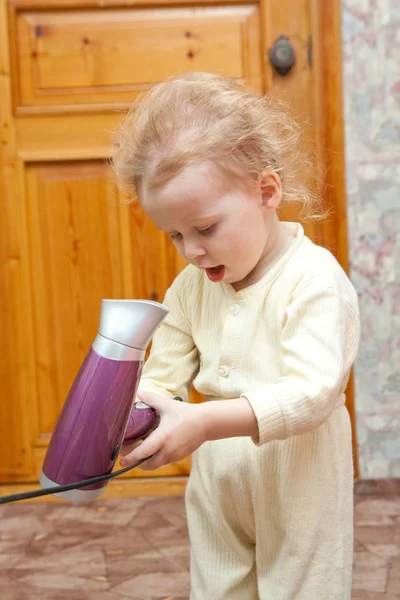 Menina pequena com secador de cabelo — Fotografia de Stock