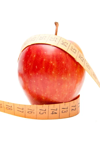 Centímetro e maçã vermelha isolados em branco — Fotografia de Stock