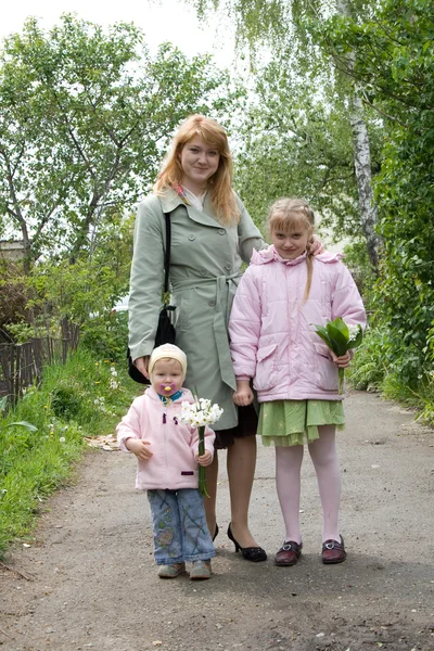Mor och döttrar på promenad Stockfoto