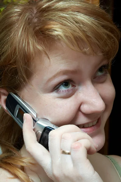 Kvinnan talar med mobiltelefon Stockbild
