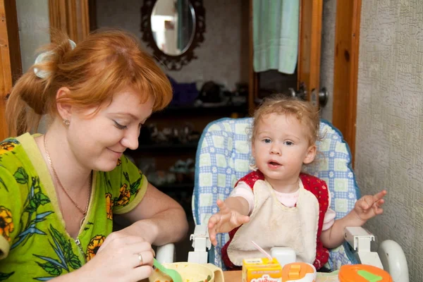 Mor och barn äter Royaltyfria Stockbilder