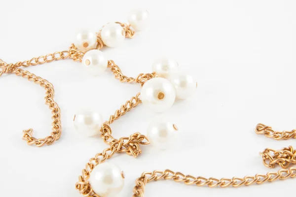 Altın iskelet anahtar beyaz zemin üzerine izole