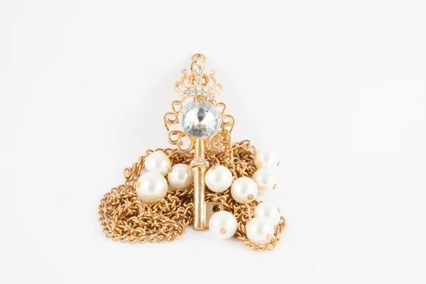 Altın iskelet anahtar beyaz zemin üzerine izole