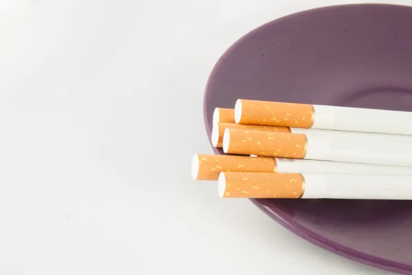 Plusieurs cigarettes dans l'assiette — Photo