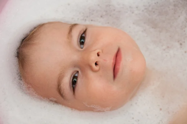 Babygesicht in Shampoo-Schaum — Stockfoto