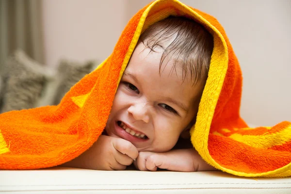 Baby efter badet under handduk — Stockfoto