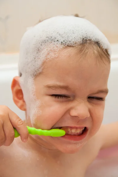 Bebê limpando seu dente — Fotografia de Stock