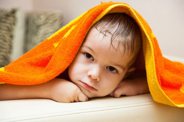 Ребенок после ванны под полотенцем — стоковое фото