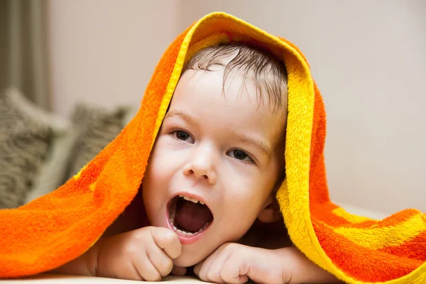 Bébé après le bain sous la serviette Photos De Stock Libres De Droits