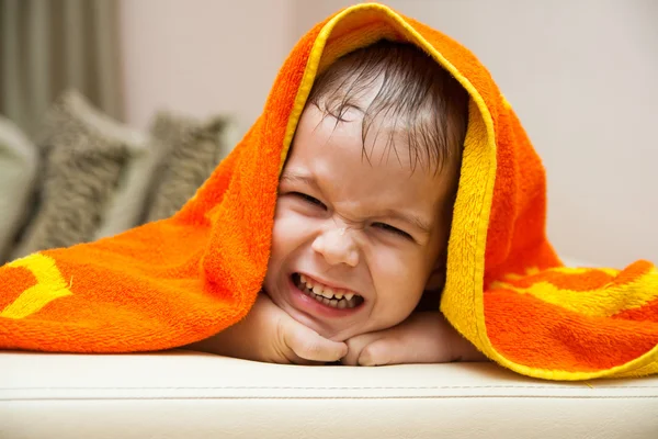 Bebé después del baño bajo la toalla Fotos de stock