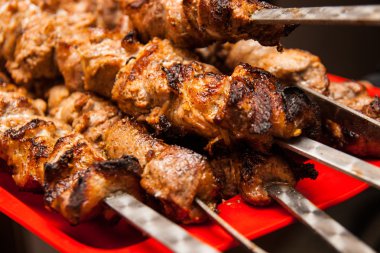 Marine Kebab, metal şiş üzerinde ızgara kuzu eti kadar yakın