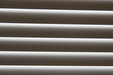 Dükkanı kapılar beyaz kepenkler