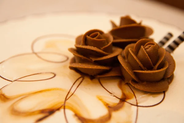 siyah ve beyaz çikolatalı pasta