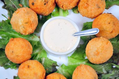 Lezzetli kızarmış basalhau patatesi ve mantı, tavuk, peynir, zeytin ve krema ile doldurulmuş, kieve