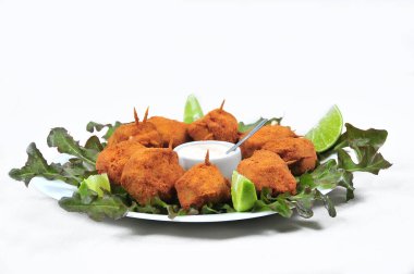 Lezzetli kızarmış basalhau patatesi ve mantı, tavuk, peynir, zeytin ve krema ile doldurulmuş, kieve