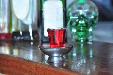  Masadaki cam bardakta limonlu absent, tekila ve votka iç. Arka planda bulanıklık olan yatay görüntü.