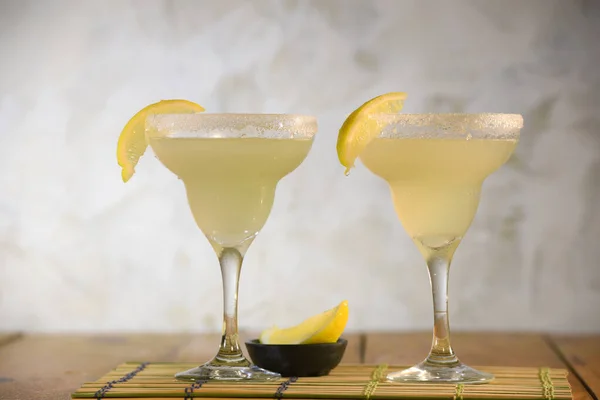 Dva Záběry Cozumel Margarita Tequila Drink Citrónem Skle Stole Horizontální — Stock fotografie