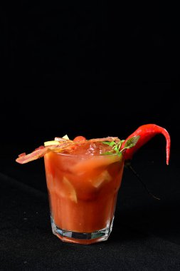 Kırmızı meyve suyu, biber ve pastırma.