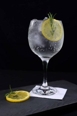 Turunçgil suyu ve buz siyah arka planda izole edilmiş.