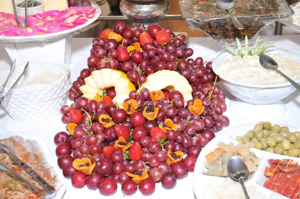 Pyszny Ser Winogronach Sałatkach — Zdjęcie stockowe