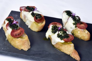 Peynirli ve domatesli bruschetta ekmeği.