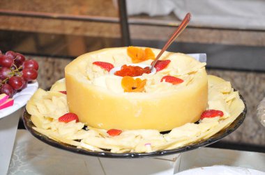 Beyaz gümüşün üzerinde lezzetli peynir ve yanında da üzüm.