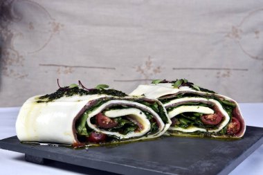 Fesleğen pesto mozzarella roulade.