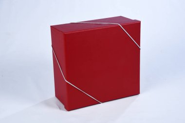 kırmızı hediye kutusu, beyaz arkaplanda izole edilmiş kare.