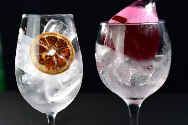 Kırmızı meyve içecekleri, egzotik buz bardakları ve turunçgiller.