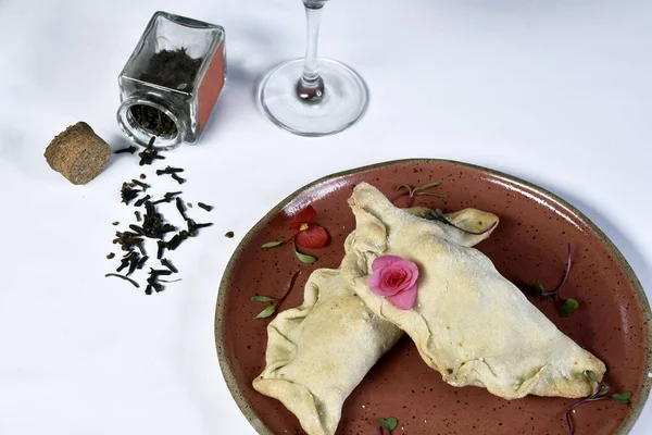 Et ve peynirle doldurulmuş fırında Brezilya hamur işleri