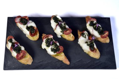 Peynirli ve domatesli bruschetta ekmeği.